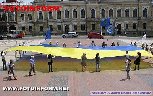 15-метровий державний прапор України розгорули на площі Кірова (фоторепортаж)